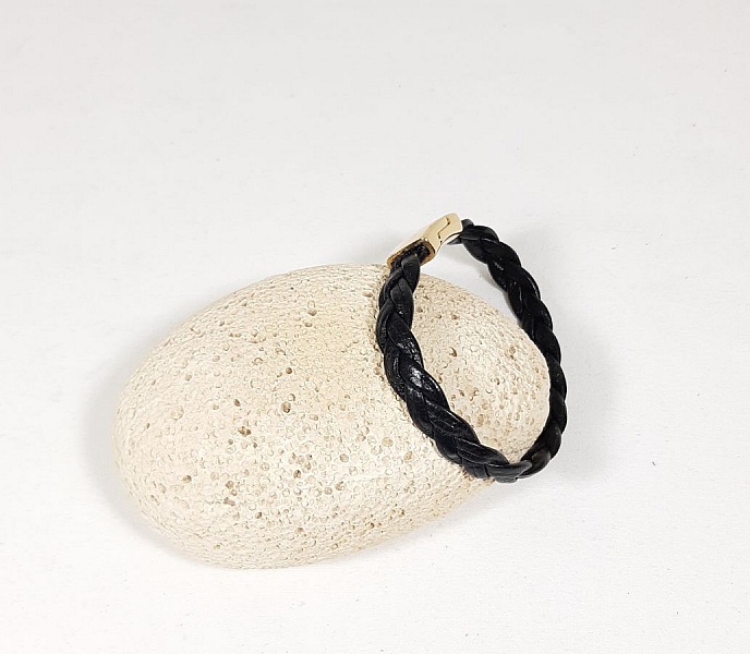 Bracciale in pelle di vacchetta nera con chiusura magnetica dorata