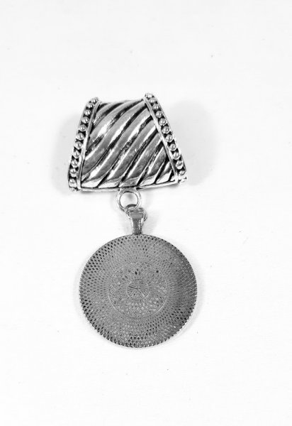 Bijou de foulard avec cuir