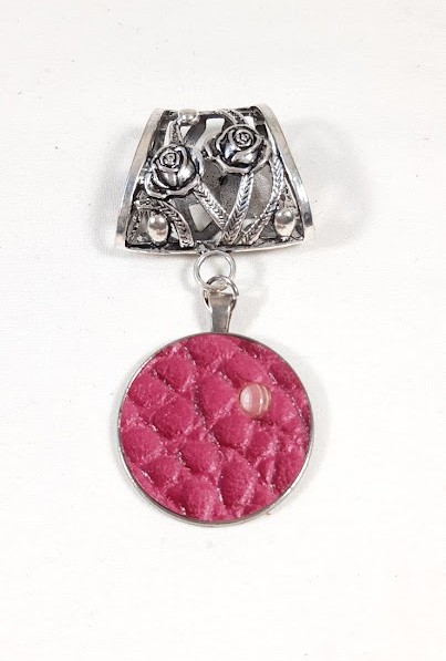 Bijou de foulard avec cuir