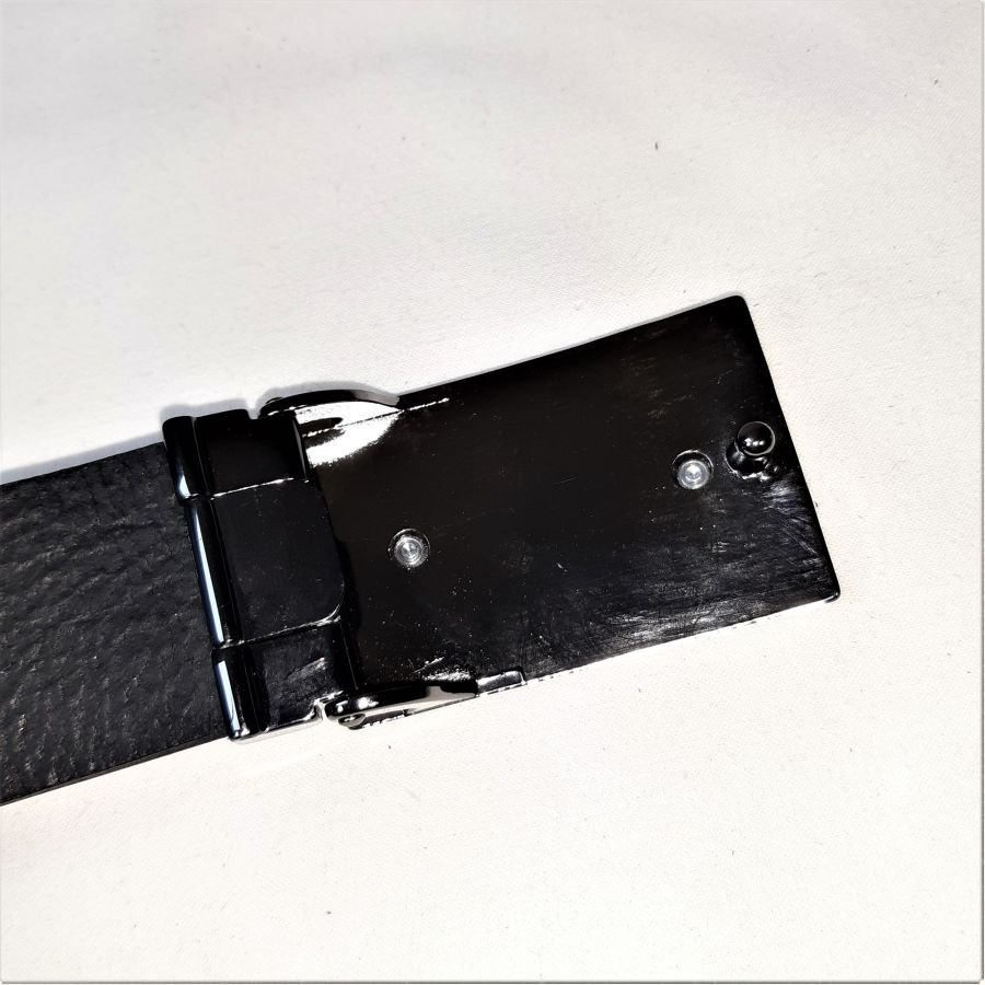 Cintura in pelle bovina cucita, colore nero, fibbia originale.