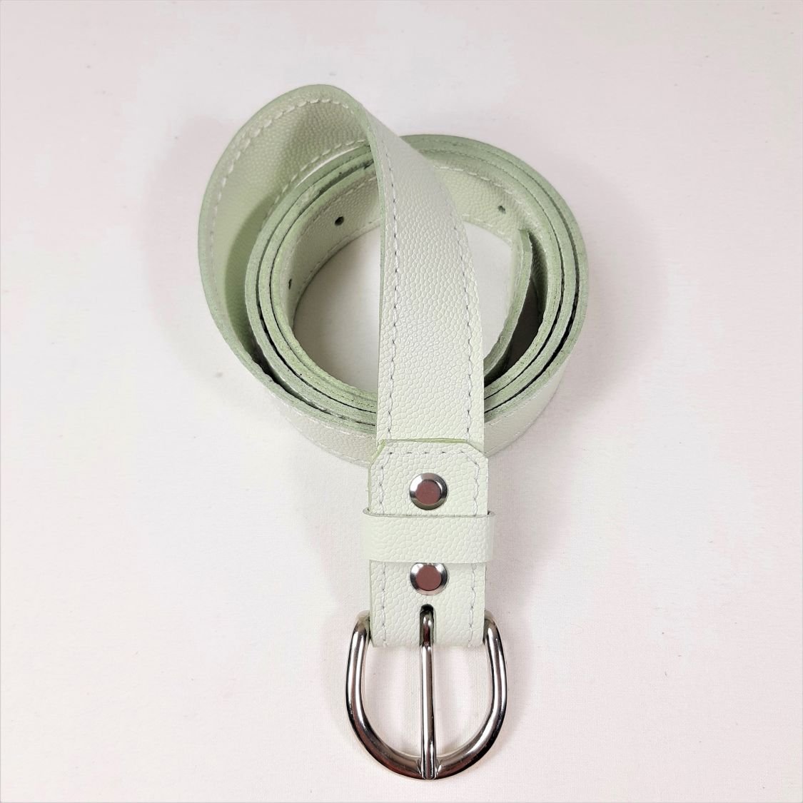 Ceinture pour Elle, cuir de vachette grainé tannage minéral coloris vert pâle