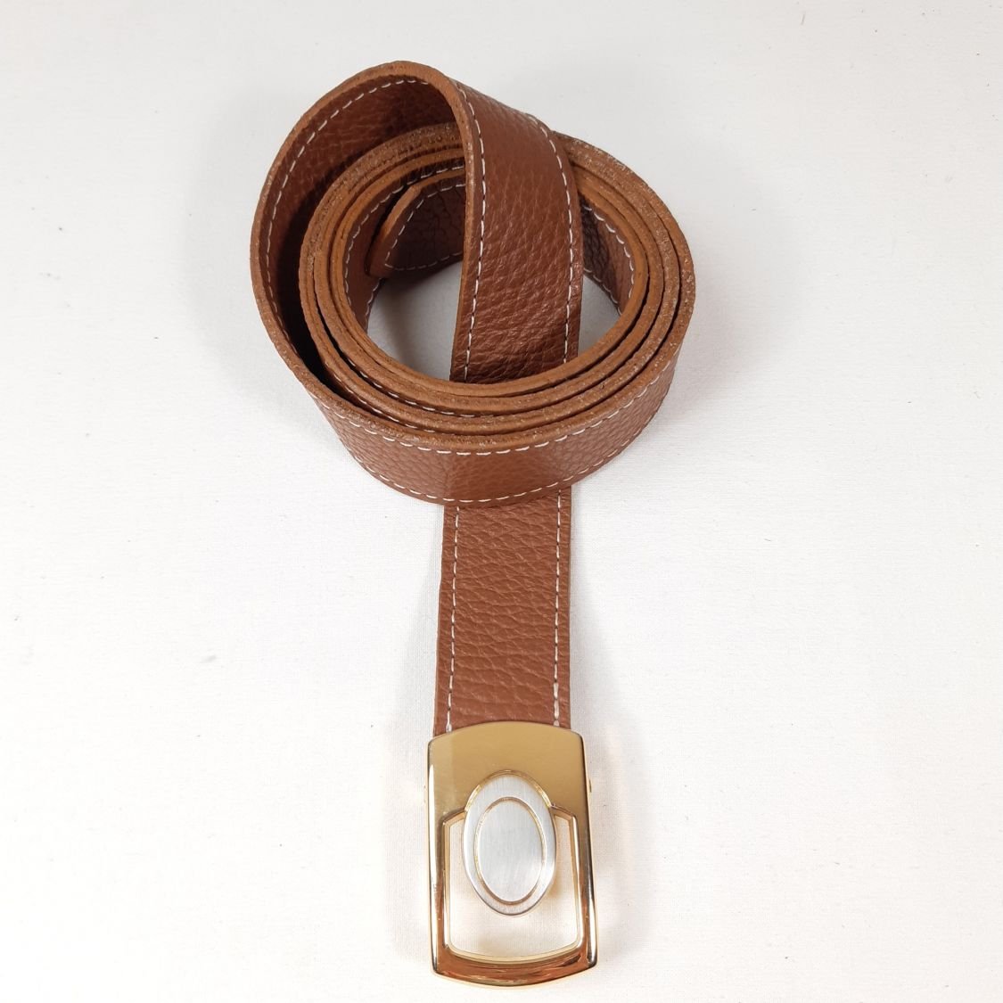 Ceinture pour Elle, cuir de vachette grainé tannage minéral coloris marron .