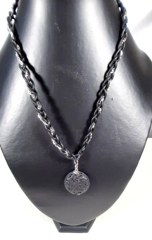 Collier cuir et pierre de lave
