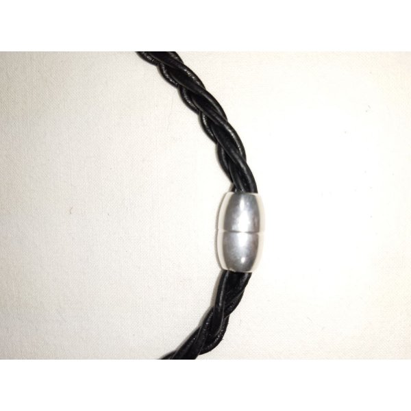 Collana in pelle intrecciata e ciondolo in metallo color argento antico