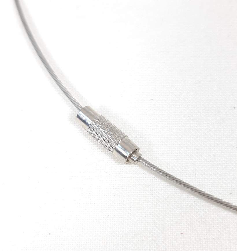 Pour cr&eacute;er un bijou minimaliste, collier c&acirc;ble en m&eacute;tal et fermoir &agrave; visser.