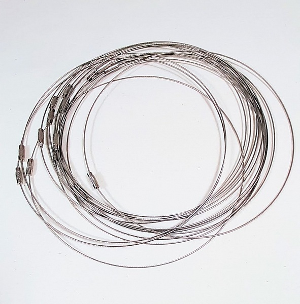 Pour cr&eacute;er un bijou minimaliste, collier c&acirc;ble en m&eacute;tal et fermoir &agrave; visser.