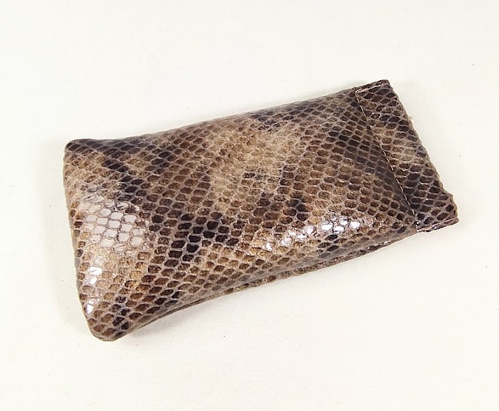 Etui en cuir fermoir clic clac pour lunettes.
