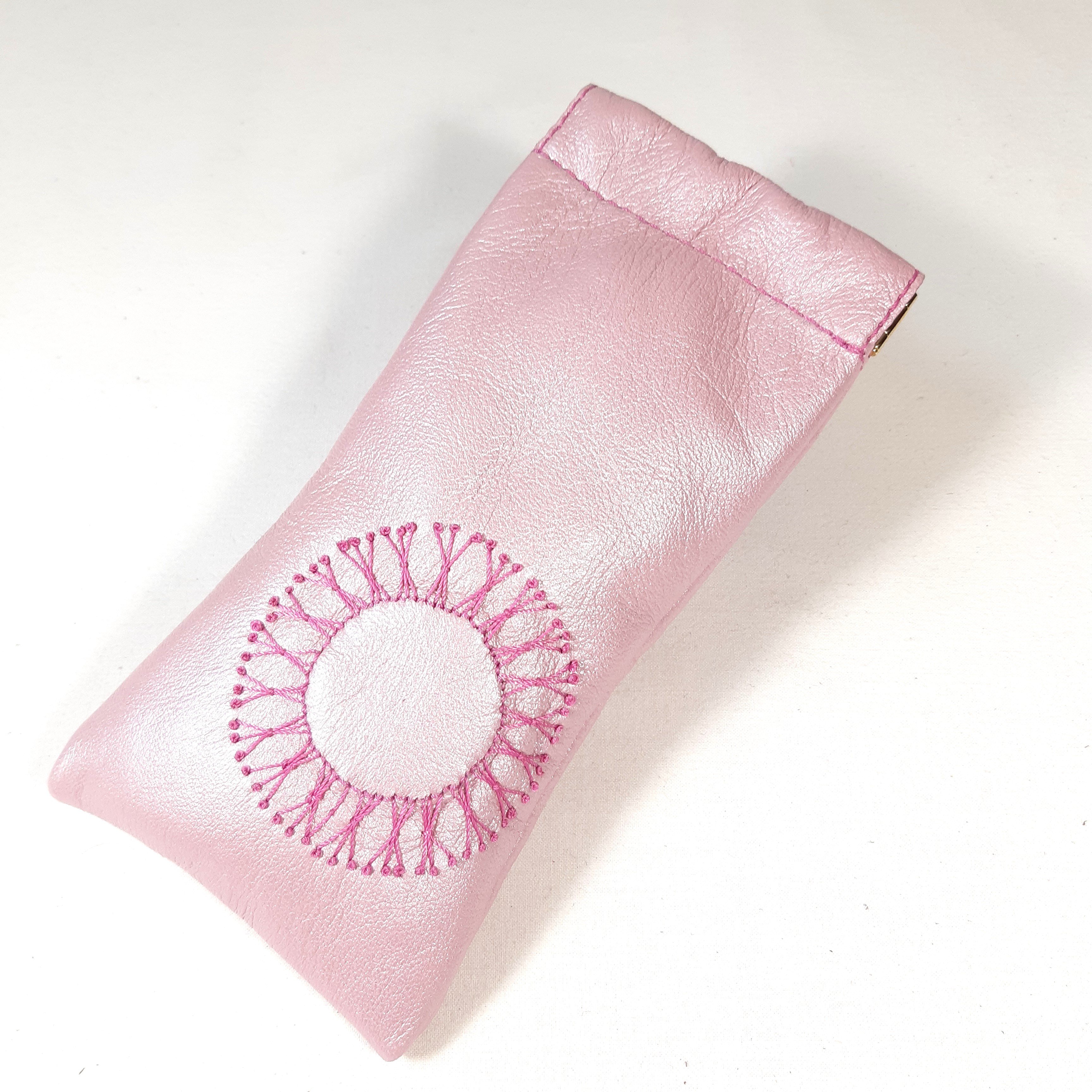 Etui pour lunettes, en cuir et fermoir clic clac