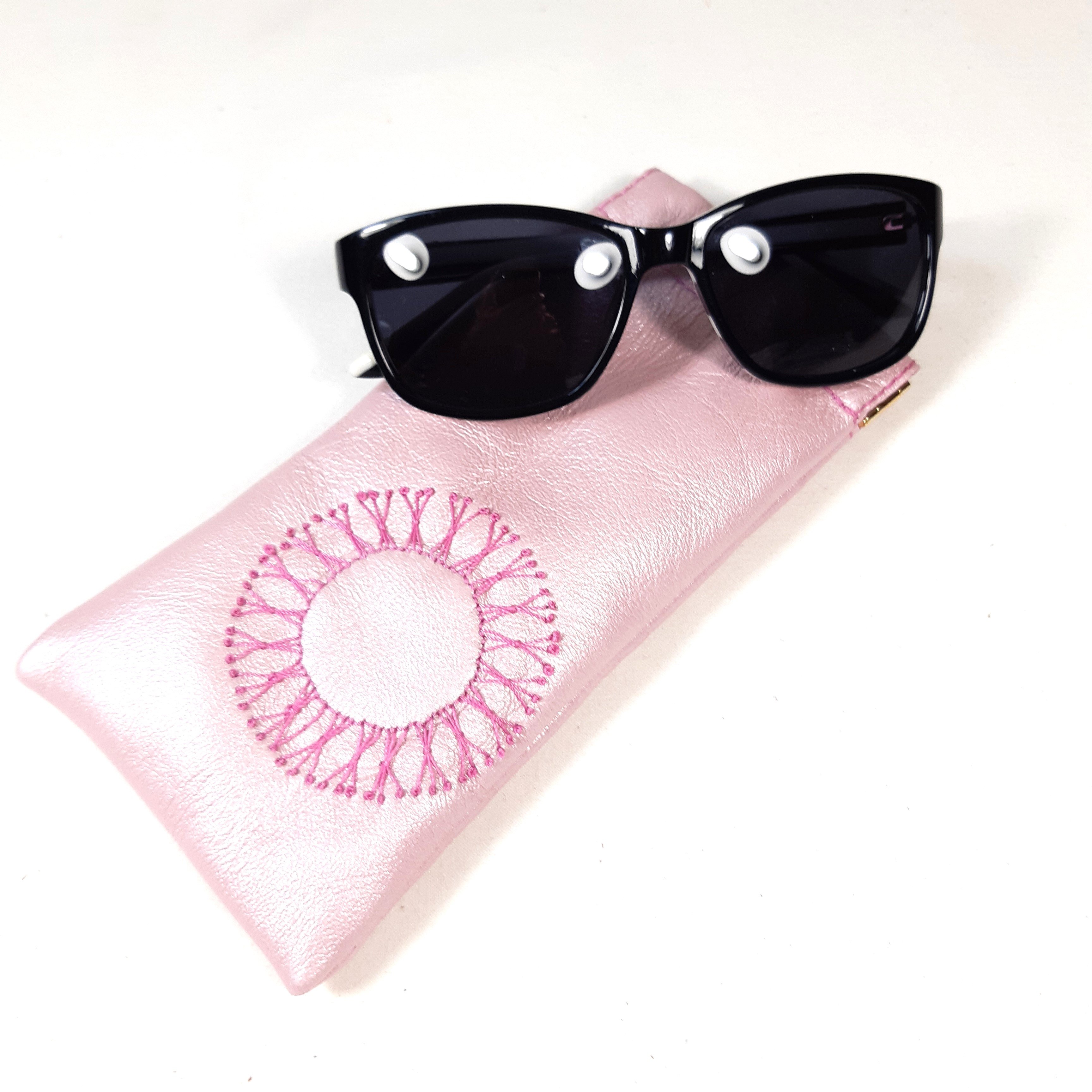 Etui pour lunettes, en cuir et fermoir clic clac