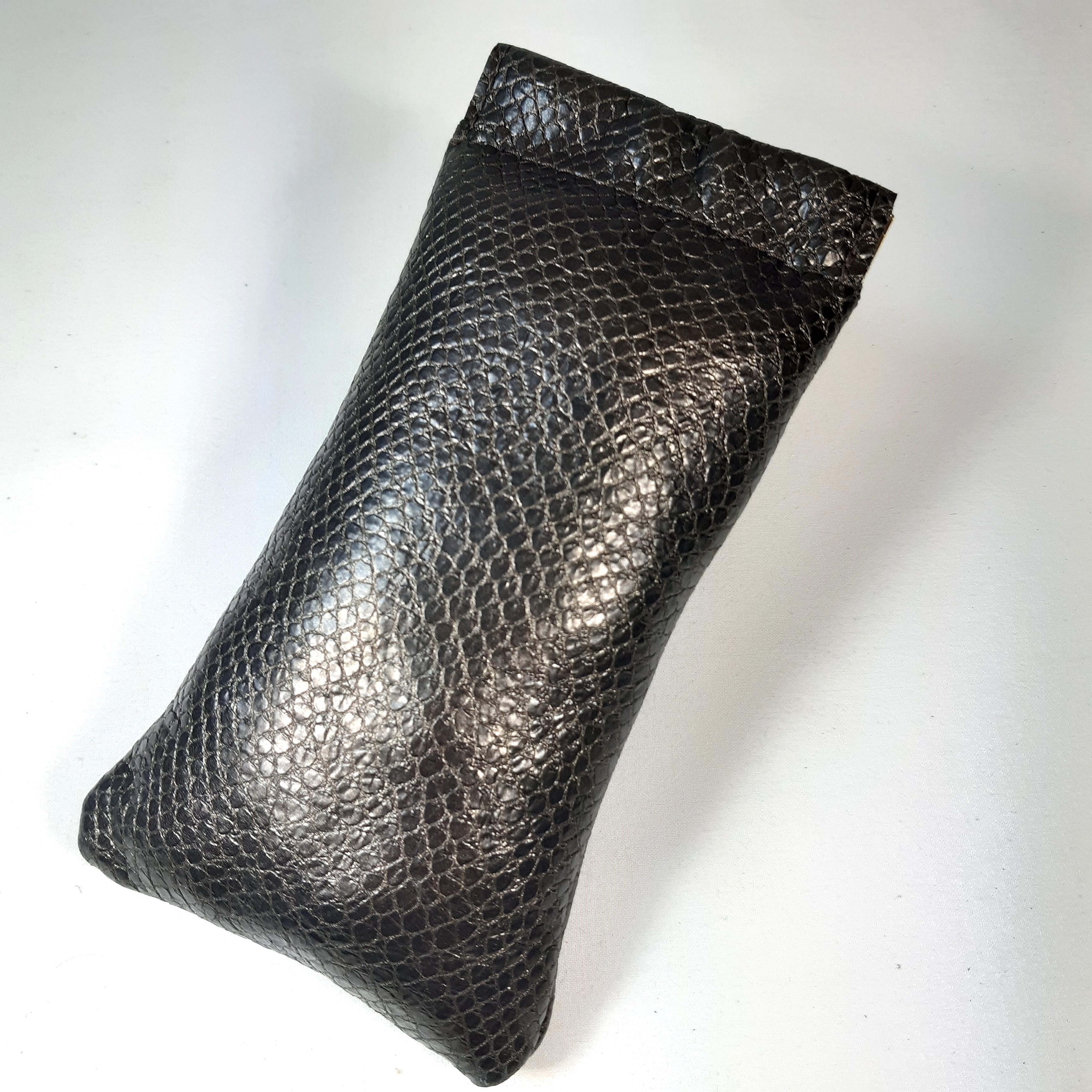 Etui pour lunettes de vue ou de soleil en cuir imprim&eacute; fa&ccedil;on serpent