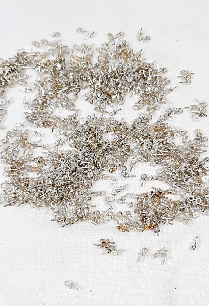 Lot de 100 attaches pendentif, clous avec oeillet m&eacute;tal coloris argent.