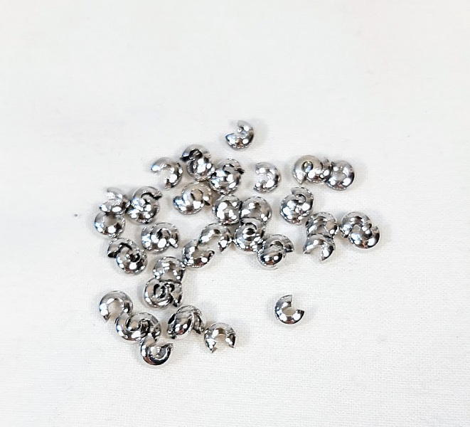 Lot de 45 cache noeud ou perle &agrave; &eacute;craser m&eacute;tal coloris argent 4mm.