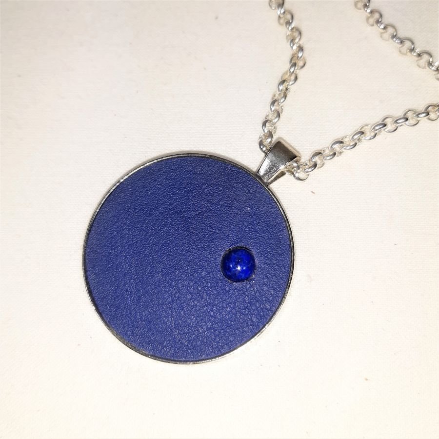 Ciondolo in ottone e pelle blu con lapislazzuli cabochon.