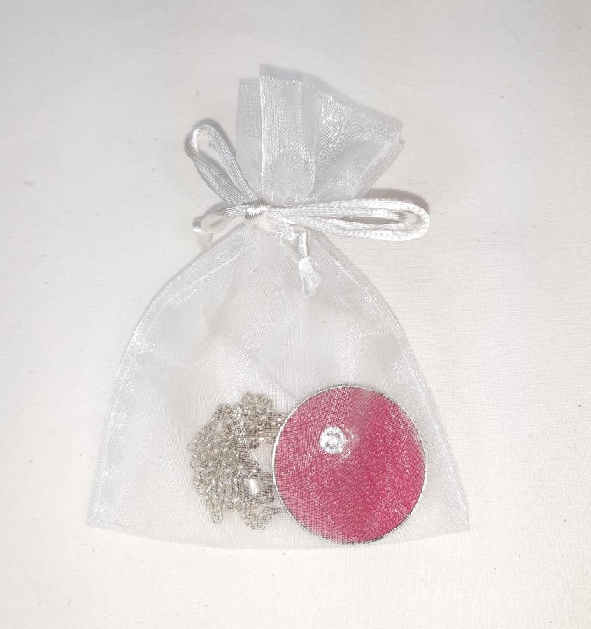 Ciondolo in ottone e pelle rosa, pietra naturale cabochon di quarzo rosa.