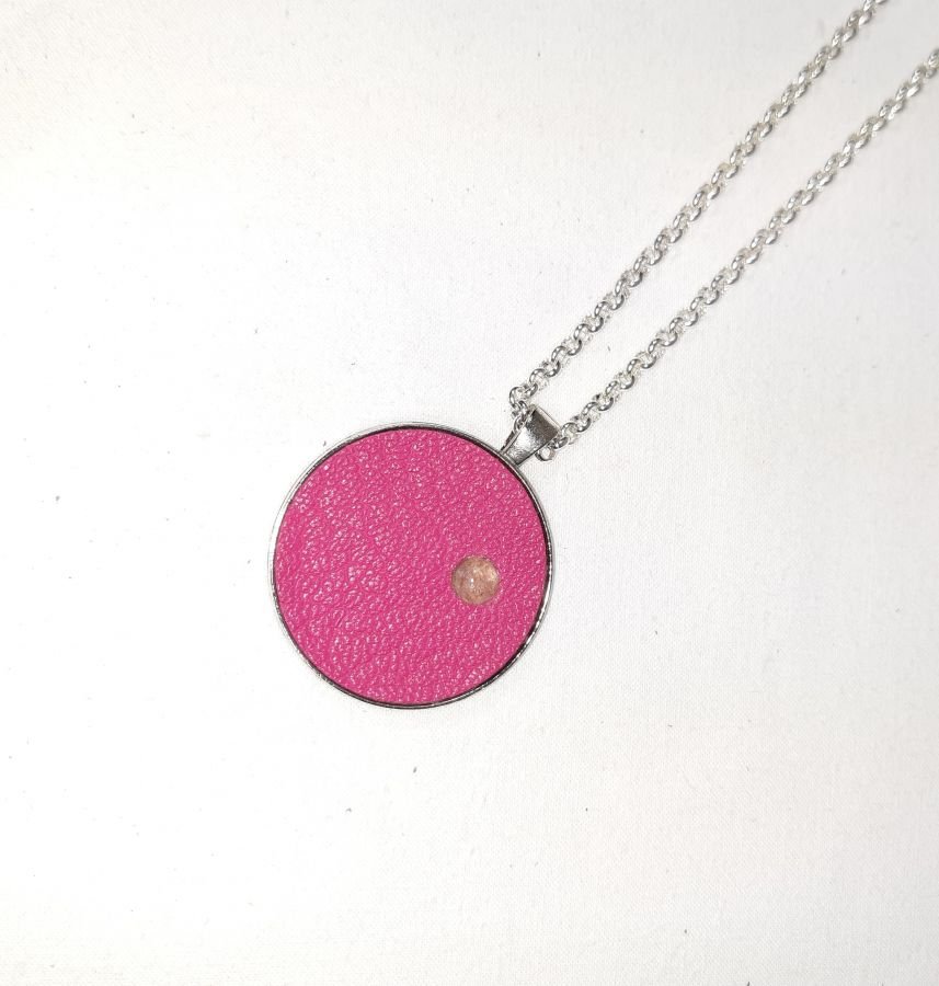 Ciondolo in ottone e pelle rosa, pietra naturale cabochon di quarzo rosa.