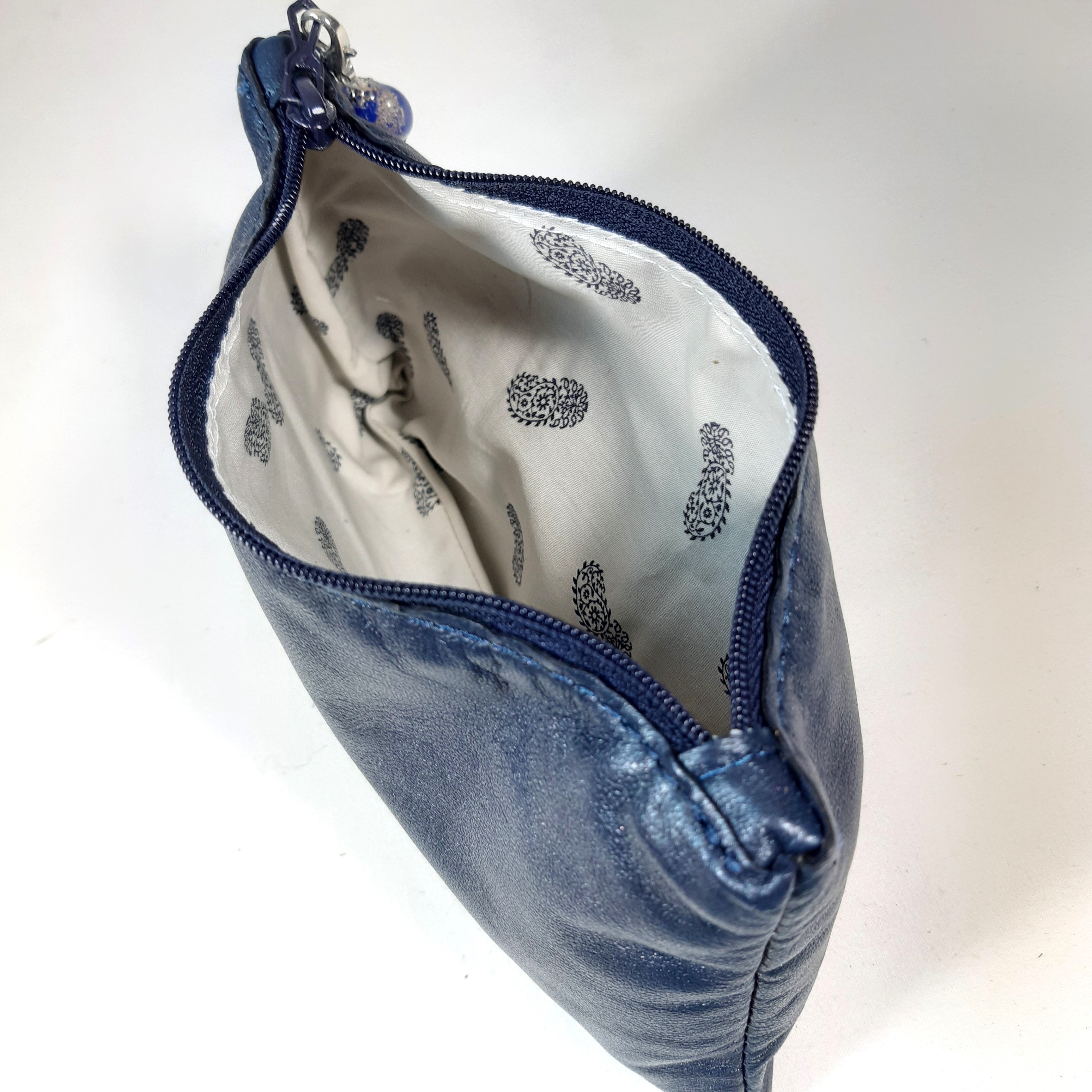 Pochette &eacute;l&eacute;gante pour ranger les petits objets n&eacute;cessaires &agrave; l'ext&eacute;rieur.