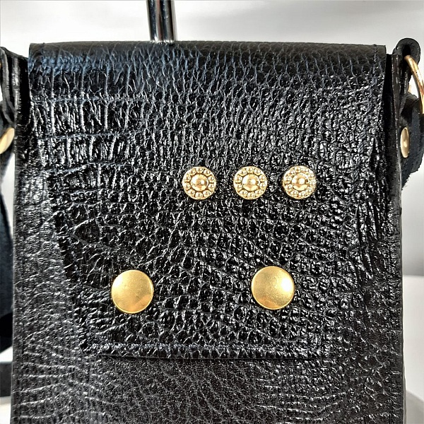 Custodia per smartphone in pelle di vacchetta stampata, colore nero.