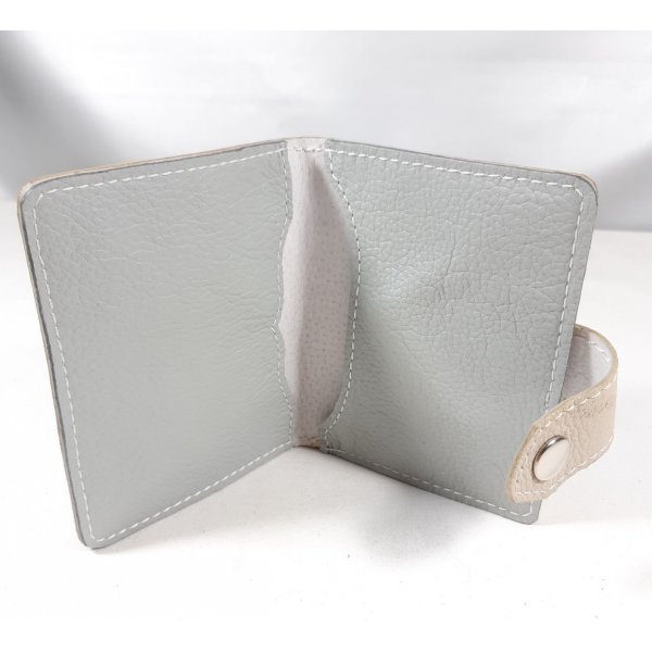 Porte- papiers en cuir de vachette grain&eacute; coloris &eacute;cru.