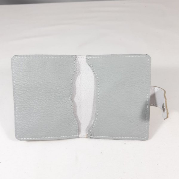 Porte- papiers en cuir de vachette grain&eacute; coloris &eacute;cru.