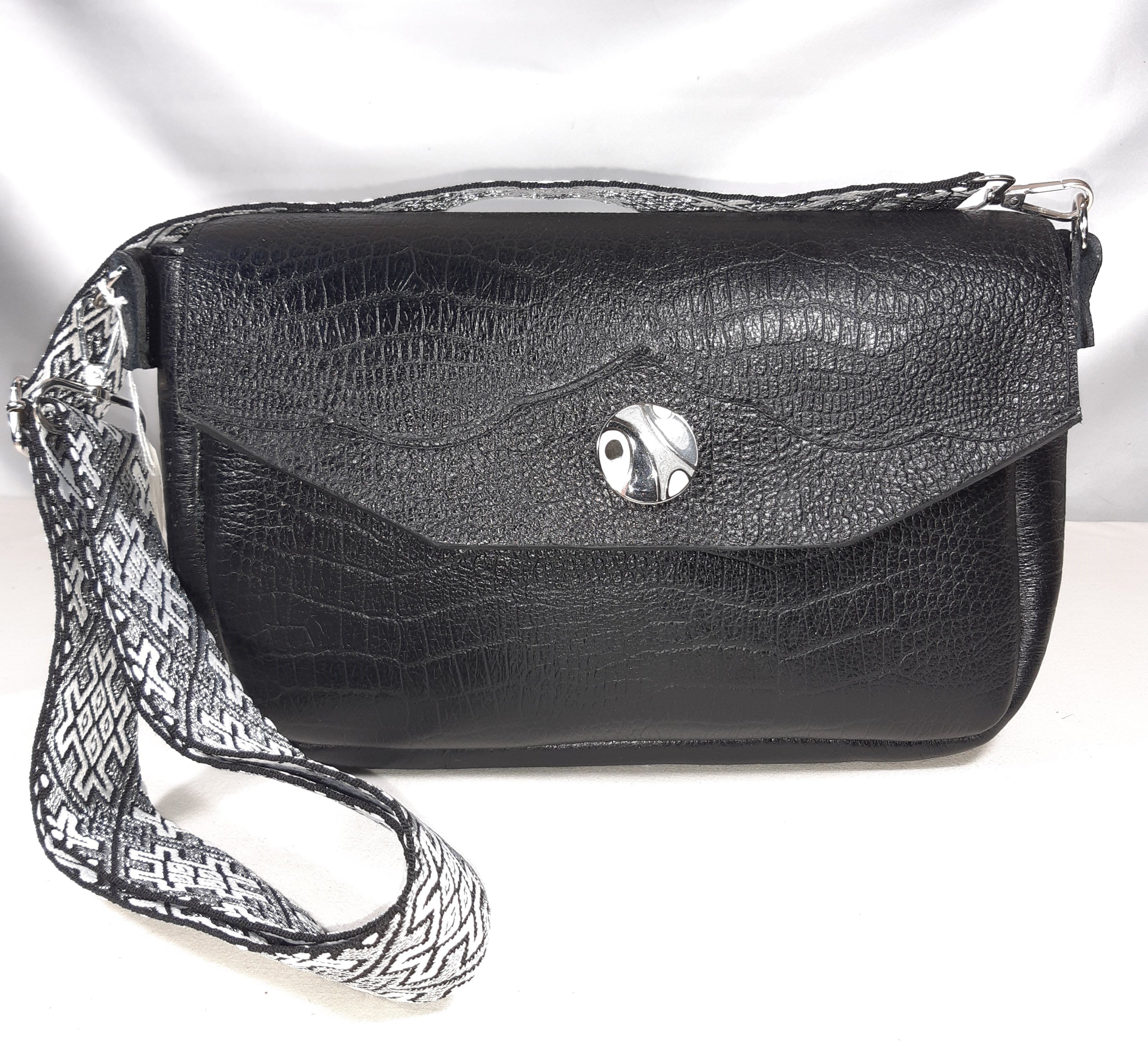 Sac baguette coloris noir fermoir aimant&eacute;.