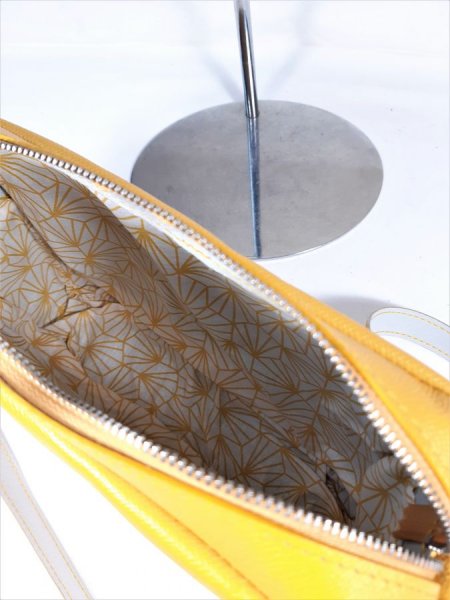 Borsa in pelle pieno fiore con cerniera gialla.