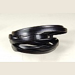 Bande de cuir plat 1cm coloris noir pour cr&eacute;er des bracelets.