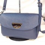 Sac baguette coloris bleu, fermoir tourniquet.